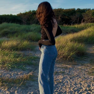 Svart topp 🖤 - Svart långärmad topp🖤 öppen rygg med långa ärmar som går dra in tummen via. Köparen står för frakten! Kan skicka fler bilder vid intresse. Spårbar frakt för 66kr!