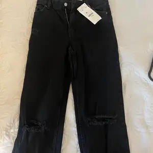 Super fina svarta raka slitna jeans från berskha, endast testade, säljer pga för små på mig😢