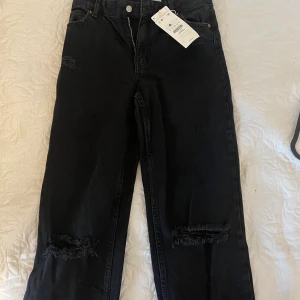 Raka svarta slitna jeans BERSHKA - Super fina svarta raka slitna jeans från berskha, endast testade, säljer pga för små på mig😢