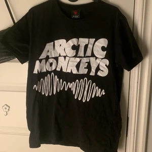 svart arctic monkeys t-shirt - bra skick :)