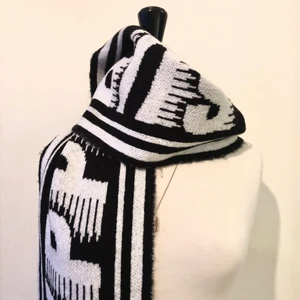 Supporter halsduk  - Supermjuk lång halsduk, helt ny med tag kvar. 