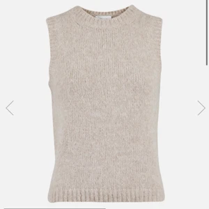 Neo blir väst - Superfin stickad väst från neo noir som är helt ny med prislappen kvar. Säljer pågrund av att den tyvärr inte passar mig. Västen är vit som de två sista bilderna! Nypris 649 kr