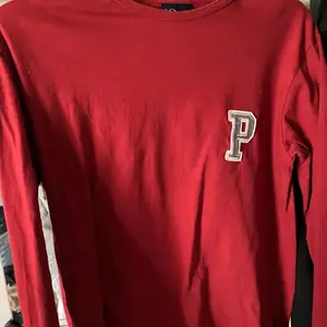 Röd peak performance tröja i storlek S. Andvänd men i gott skick. Cool men inte riktigt min stil längre. 