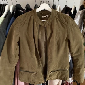 Grön mocka jacka från Jacqueline de YONG - Säljer en av mina absolut favorit vårjackor som tyvärr blivit för liten. Sista bilden representerar färgen på jackan bäst! Jackan är i storlek 38 och är i jättefint skick. Det tar verkligen emot att sälja den så hoppas någon kommer få lika mycket glädje för den som jag har haft!🥰 Köpare står för frakt