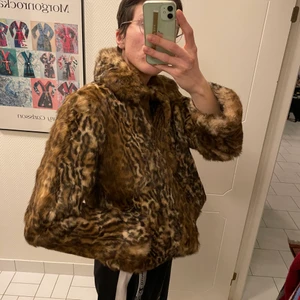 Leopard päls kanin  - Galet mjuk päls i kanin med leopardmönster. Köpte secondhand för flera år sedan. Köpte den för 2000, säljer för 800. Toppskick! Pm för fler bilder 💕💕💕