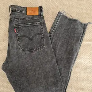 Raka levis jeans i snygg grå/svart färg tyvärr trasiga mellan benen (sista bild) jag är 170 och dem är till ankeln på mig. Jeansstorlek 29. Köpren står för frakten 