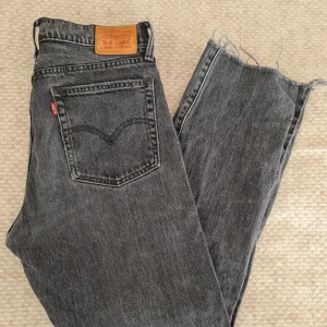 Levis straight jeans  - Raka levis jeans i snygg grå/svart färg tyvärr trasiga mellan benen (sista bild) jag är 170 och dem är till ankeln på mig. Jeansstorlek 29. Köpren står för frakten 