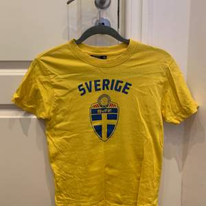 Sverige T-shirt. Storlek 130/140 men sitter som en XS. 