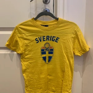 Sverige T-shirt  - Sverige T-shirt. Storlek 130/140 men sitter som en XS. 