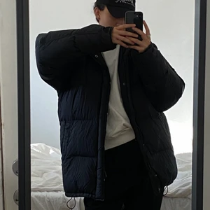 Peakperfomance jacka  - Svart peakjacka, superskönt när det är lite kyligt ute. Storlek L sitter snyggt som en oversized jacka på mig som vanligtvis har S/M