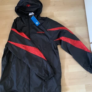Adidas vid jacka L - Hej. Jag säljer helt oanvänd tunn adidas jacka i storlek L. Nypris kostar den 800kr men säljer den för 200 då jag vill bli av med den snabbt. 
