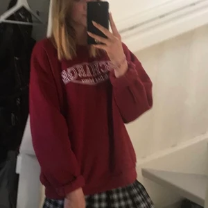 Röd sweatshirt ifrån Gina tricot - Första bilden är ifrån förra sommarn men tröjan är bara använd ett fåtal gånger sedan dess därav att jag säljer den. Andra bilden är ifrån Zalando men ville hitta en bättre och klarare bild på den så man ser tex trycket. Vet inte riktigt storleken på tröjan men den är ocersized på mig som brukar ha st S