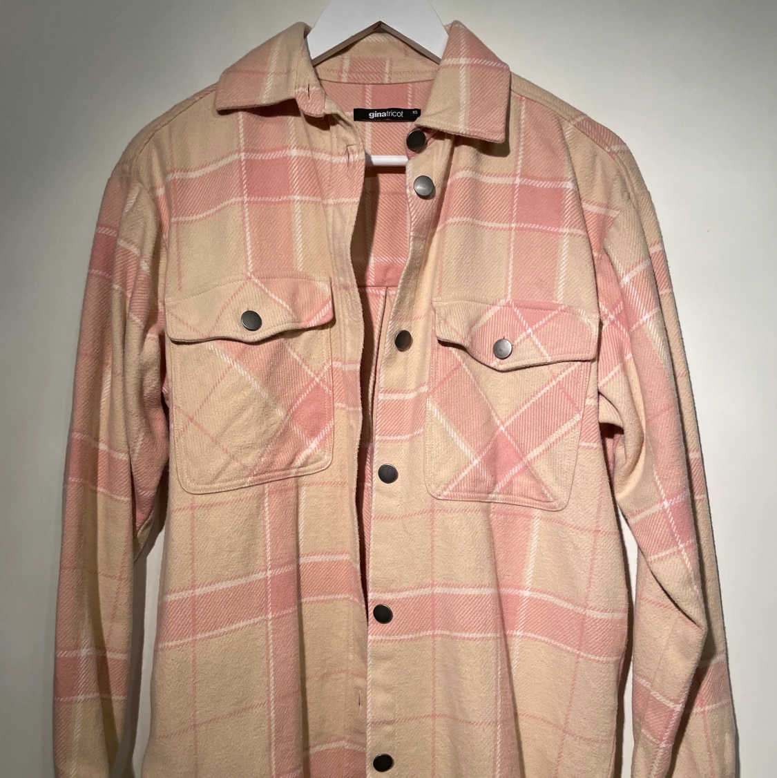 Rosa rutig skjorta
