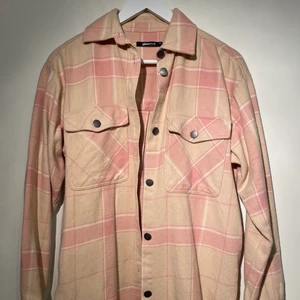 Rosa rutig skjorta  - Rosa rutig skjorta från ginatricot. 