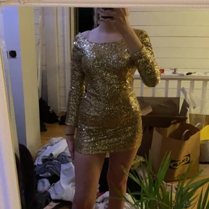 Glitter klänning, med öppen rygg. Size S - Säljer pågrund av att den är förstor, jag skulle vilja säga att klänningen är en medium. Den är otroligt fin men aldrig fått användning för den!