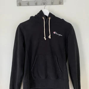 Champion Hoodie - Svart champion hoodie, lite liten i storleken