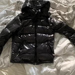 Moncler maya  - Tja säljer nu jackan då jag behöver pengar kom privat för fler bilder det är en äkta storlek 1/S det e en litte äldre model  pris går å diskutera lite gran 