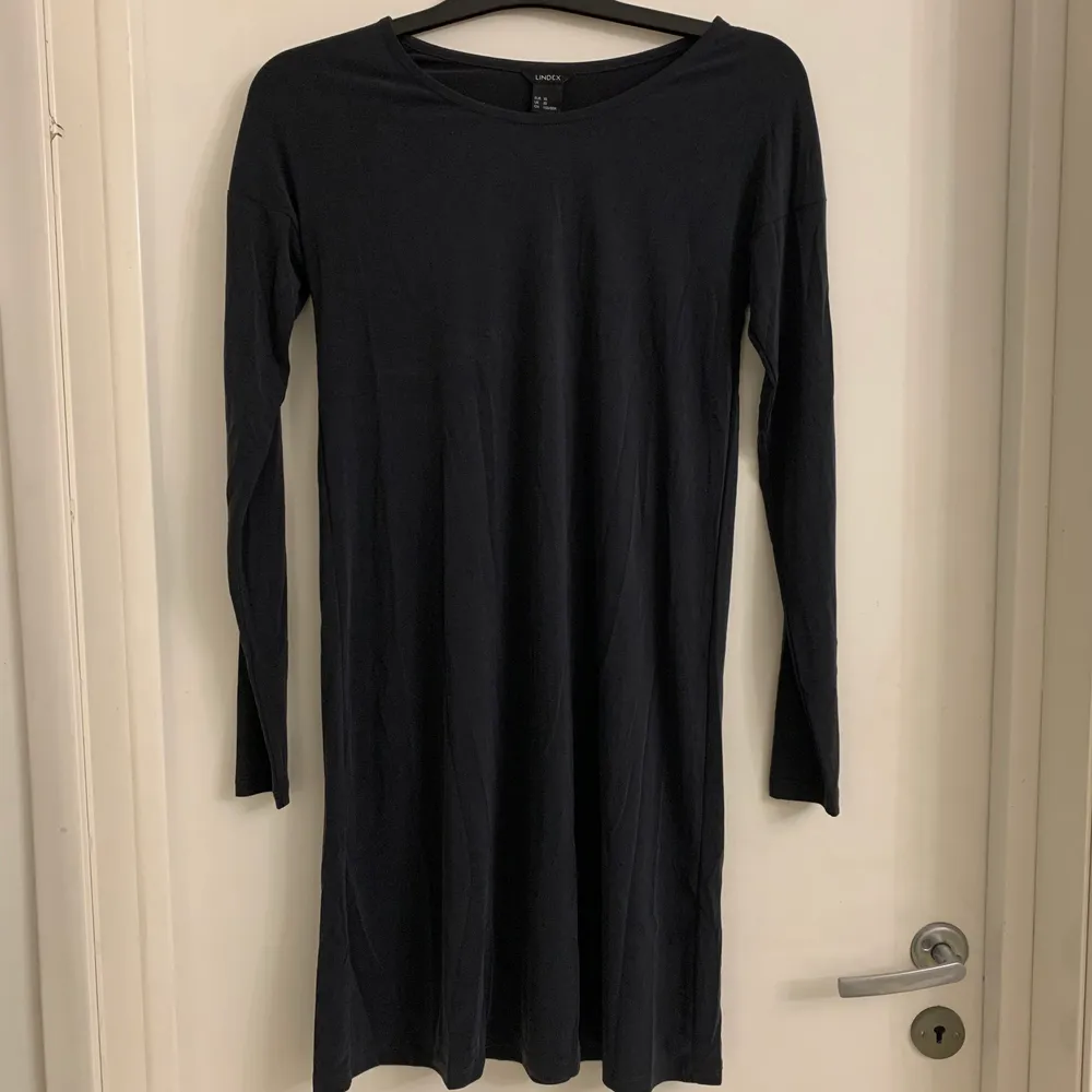 Mörk marinblå/svart klänning i storlek XS i mjukt material. Klänningar.