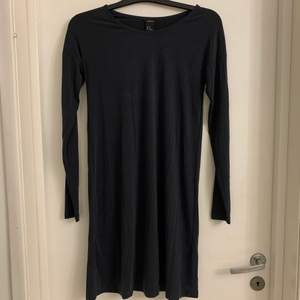 Mörk marinblå/svart klänning i storlek XS i mjukt material
