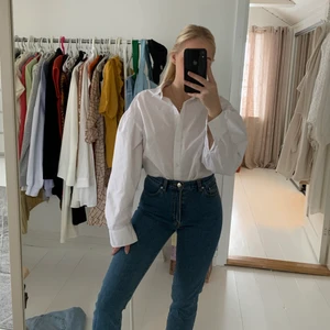 Mid Waist Jeans  - säljer mina jeans från bikbok av anledning att de sitter för tajt i midjan. Väldigt fin passform o en favorit när man vill ha lagom högmidjade jeans o stoppa in någon tröja. Samt väldigt fin blå tvätt på jeansen. 