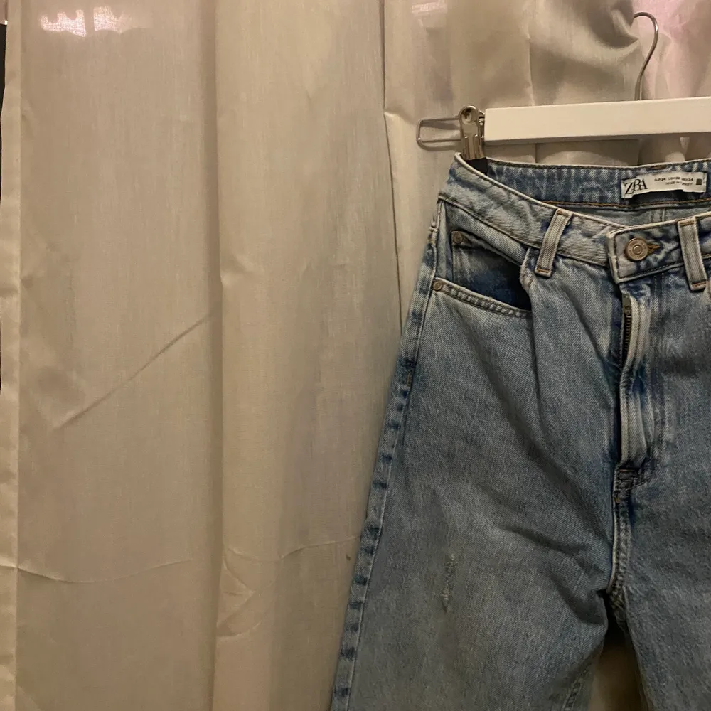 Jeans med slits storlek 34. Jeans & Byxor.