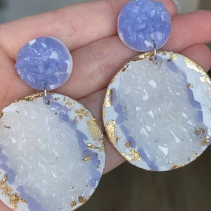 Handgjorda örhängen  - Handgjorda örhängen av lera. Fri frakt. Samfraktar. Kontakta för flera bilder eventuellt video. Storlek ca 6 cm Står ej för postens slarv 