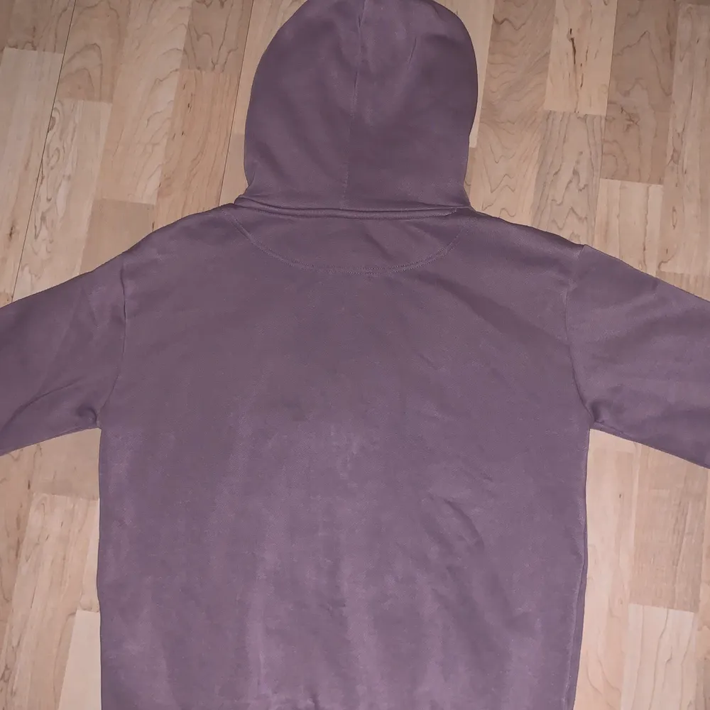 Denna lila hoodie från H&M är i bra skick men har används mycket. Den är över 1 år gammal och är i st XS men är lite större i storlek . Hoodies.