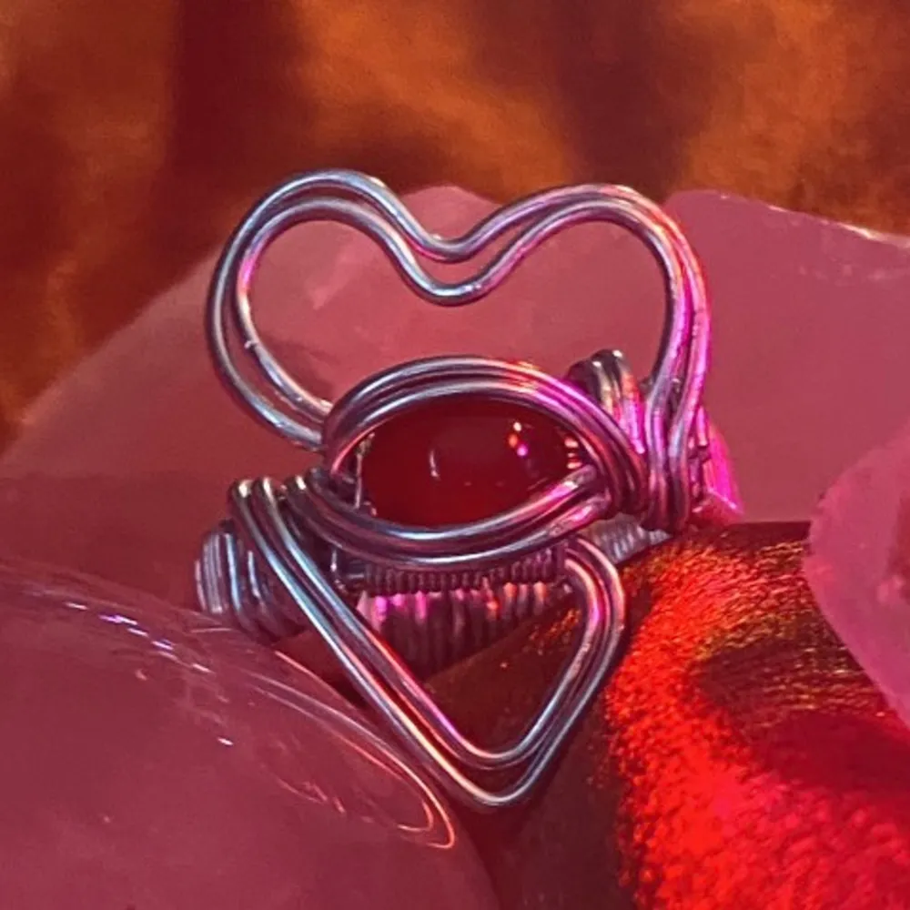 Karneol ring format som ett hjärta❤️ Perfekt present för alla hjärtans dag!!!💗❤️✨ Handgjord med metalltråd🌸❤️💗. Accessoarer.