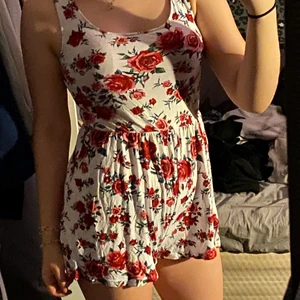 En vit och rödblommig jumpsuit - En ganska kort jumpsuit, använd några gånger men inte så ofta. Väldigt skön, sval och luftig under en varm sommardag 🥵