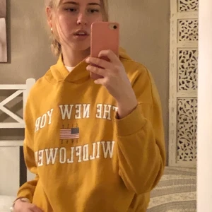 Senapsgul hoodie med resår  - Mjuk i luftigt material. Kan användas både som myshoodie och träningshoodie! Går att snöra åt i midjan tack vare resåren. 