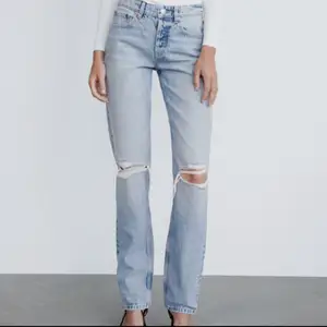Populära jeans från Zara som tyvärr var i en för liten storlek. Helt nya och aldrig använda. Passar dig som är en XS/34. Köpta för 359kr🥰 Buda eller privat💖