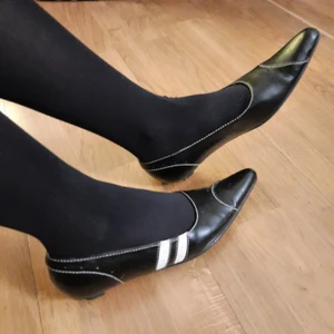 Björn Borg spetsiga skor i läder - Ett par lågklackade skor i läder från björn borg. Hälarna har några märken från grus men syns knappt, den ena skon har lite lim kvar från en klisterlapp på insidan, annars i bra skick och endast använd ett fåtal gånger. Storlek 35 men ganska tajta fram vid tårna. Kan hämtas i Hammarby Sjöstad, annars står köpare för frakt :)