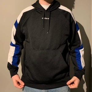 Hoodie från adidas i vintage stil - Köpte för cirka 1 år sedan för 900 på JD Sports. Tröjan är fortfarande i väldigt bra skick och jag säljer den endast för att jag själv tröttnat på den.