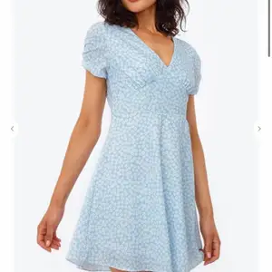 Säljer min superfina klänning från chiquelle i storlek M, endast använd fåtal gånger så i mycket fint skick, slutsåld på hemsidan i denna storleken, nypris 499