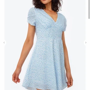 Chiquelle blimmig klänning - Säljer min superfina klänning från chiquelle i storlek M, endast använd fåtal gånger så i mycket fint skick, slutsåld på hemsidan i denna storleken, nypris 499