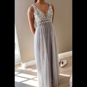 Balklänning från bubbleroom - Jättefin balklänning från bubbleroom i storlek 36, klänningen är uppsydd för att passa mig som är 168 med klackar. Paljetterna glittrar väldigt mycket när ljuset kommer mot de. Väldigt fint skick, dock lite busfläckar på insidan av axelbanden, kan se om jag kan få bort de innan jag fraktar, men det är inget som syns när klänningen är på! ☺️ Nypris 1100 på bubblerooms hemsida, jag säljer för 600! 