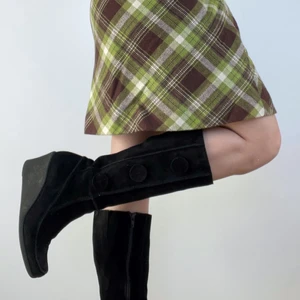 Vintage boots / stövlar  - Mockaboots med kilklack, strl 36. Använt men gott skick, dock lite nedslitna längst bak på klacksn, men inget som syns eller känns när man har dem på. + frakt 66 kr 💫  Se även mina andra annonser, 3 för 2 på allt! 💫 