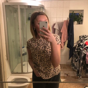 Inget - Vet ej var den är ifrån men gissar på H&M~ storlek XS/S ”är osäker~ pris 20kr~ köparen står för frakten~