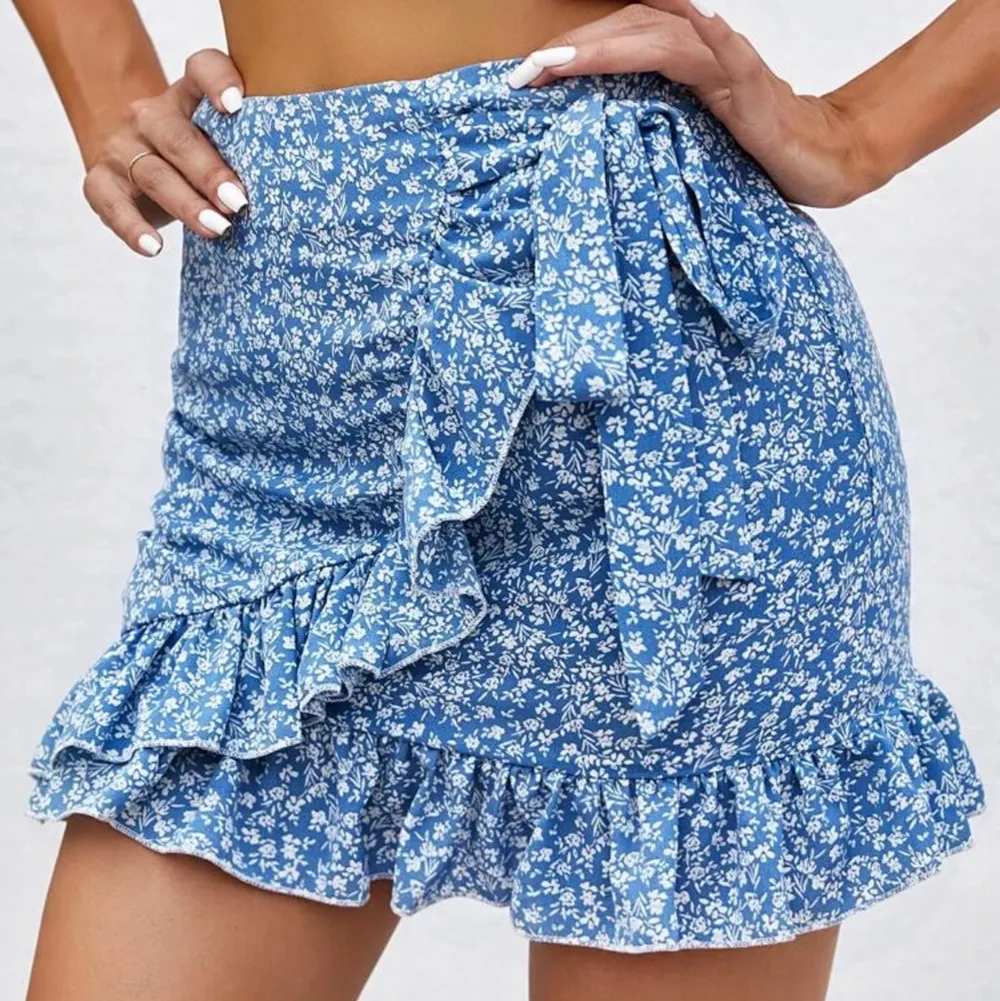 Säljer min super söta kjol!😍 Kjolen är i nyskick och är väldigt sparsamt använd⚡️⚡️Skriv till mig för egna bilder💘💓. Kjolar.