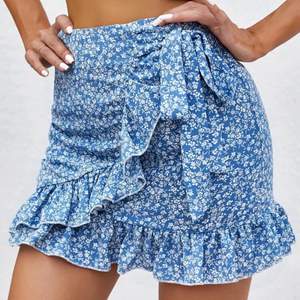 Säljer min super söta kjol!😍 Kjolen är i nyskick och är väldigt sparsamt använd⚡️⚡️Skriv till mig för egna bilder💘💓