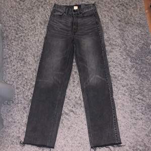 Raka grå svarta jeans med slitningar ner till, skitsnygga och sköna, säljer för att de är för små