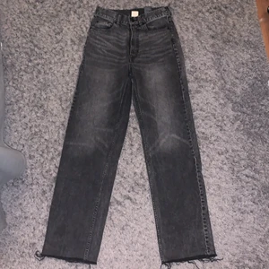 Raka grå svarta jeans - Raka grå svarta jeans med slitningar ner till, skitsnygga och sköna, säljer för att de är för små