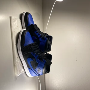 Nike Air jordan 1 ”Hyper royal” - Skorna är i nyskick, har använt de Max 3-4 gånger. Jag säljer de eftersom jag aldrig har på mig de. Finns kvitto ifall ni behöver bevis på ifall de är äkta ! Storlek 41. Först till kvarn