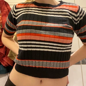 Randig tröja - Virkad randig tröja köpt second hand men det står att den är från monki, bra skick