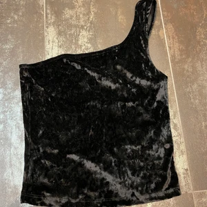 One shoulder top i krossat sammet. - Ett super fin topp i krossat sammet i storlek S. Från märket stay.