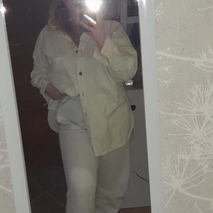 Skjortjacka - Detta är super fint skjortjacka ifrån lager157 i storlek S men passar även en M super fin och inga fläckar eller skador utan super fin. Jag köpte denna för 150 kr nu får ni denna för 90 kr