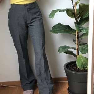 Gråa kostymbyxor - Ett par ganska vida kostymbyxor som går ner över fötterna på mig som är 170cm! Köpare står för eventuell frakt🌷🌷