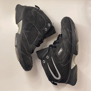 Feta Reebok skor - ascoola Reebok skor. grymma både till vår, sommar och höst! 🖤 funkar både som träningsskor och som vanliga sneakers! ⭐️  dom är 23,5 cm vilket motsvarar srl 37
