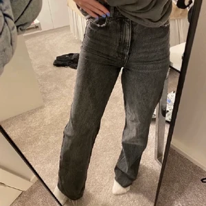 Grå zara byxor  - Säljer mina gråa byxor ifrån zara i bra skick nypris 400kr säljer för 150kr