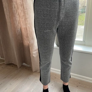 Glittriga kostymbyxor - Glittriga kostymbyxor med svart detalj. Perfekta festbyxor. Dom är verkligen bekväma och på insidan är det inget glitter så matrealet sticker ingenting som det kan göra ibland. Nypris 699🥳🕺🏽